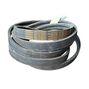 Conjunto de correias industriais da Goodyear empilhadas.