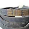 Correias Goodyear empilhadas com etiquetas visíveis.