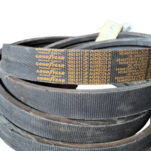 Correias Goodyear empilhadas com etiquetas visíveis.