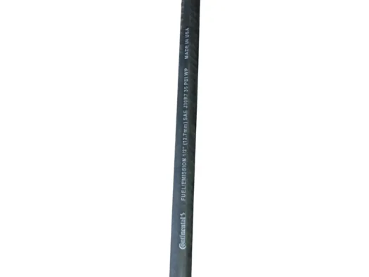 Mangueira preta para combustível com marcação do fabricante.
