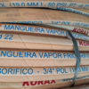 Mangueiras de vapor frigorífico empilhadas, com detalhes em azul e etiqueta de especificações.