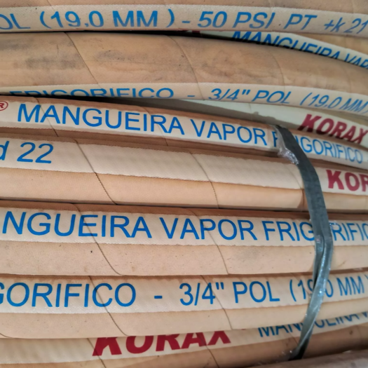 Mangueiras de vapor frigorífico empilhadas, com detalhes em azul e etiqueta de especificações.