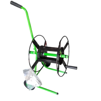 Carreta de jardinagem com estrutura preta e verde.