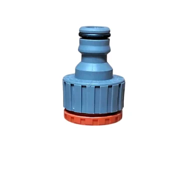 Conector de plástico azul e laranja para mangueiras de irrigação.