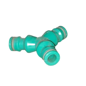 Conector em T de plástico verde para tubos.