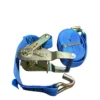 Cinta de amarração azul com catraca e ganchos metálicos.