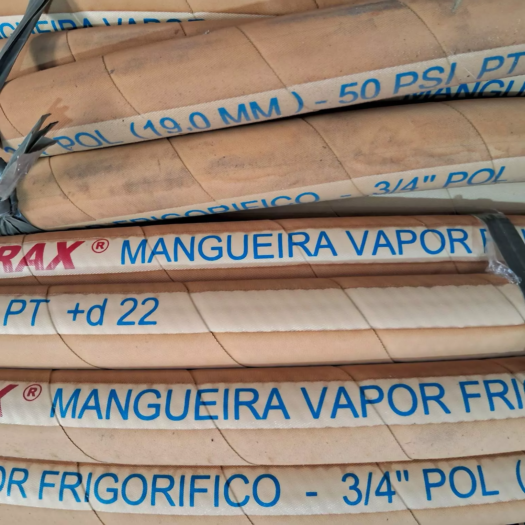 Mangueiras para vapor e frigorífico empilhadas com rótulos visíveis.