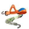 Cinta de amarração laranja com gancho e catraca de tensionamento metálica.