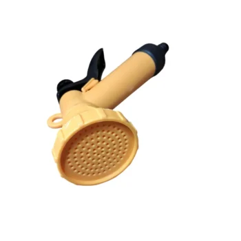 Manguera de jardim em tom amarelo com bico regulador.