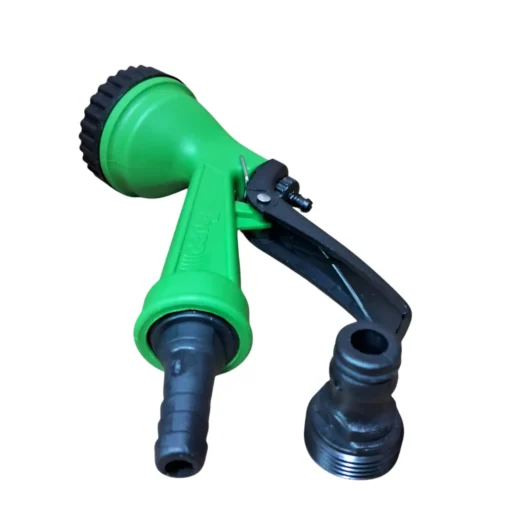 Mangueira de jardim com bico verde e acessórios para conexão.