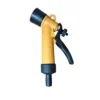 Pistola para mangueira de jardim, cor amarelo e preto, com ajuste na extensão do jato.