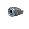 Conector metálico com acabamento brilhante e detalhes em vermelho e azul.