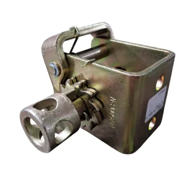 Trava em metal com mecanismo de encaixe e botão de liberação.