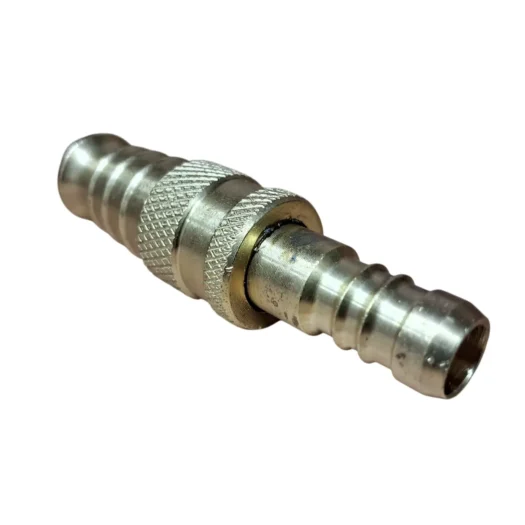 Conector de metal com rosca e extremidades para encaixe de mangueiras.
