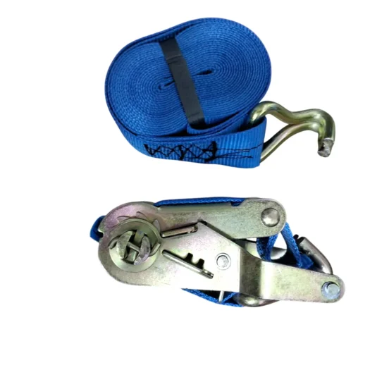Cinta de amarração azul com engate de metal e parte enrolada.
