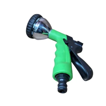 Mangueira de jardim com bico em metal e corpo verde.