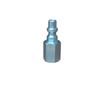 Conector metálico com corpo hexagonal e ponta cilíndrica.