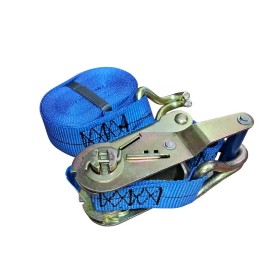Cinta de amarração azul com catraca e ganchos metálicos.