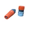 Conjunto de acessórios para mangueira de jardim nas cores laranja e azul.