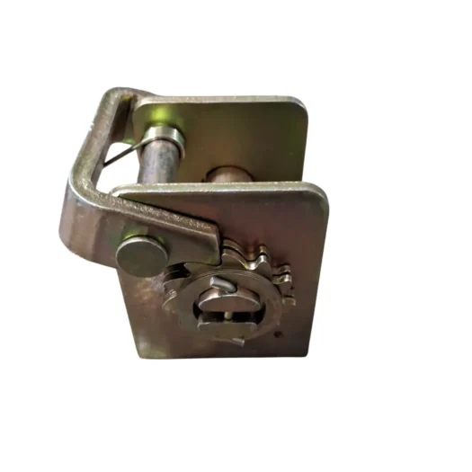 Fecho de metal com engrenagem, utilizado em amarração e fixação.