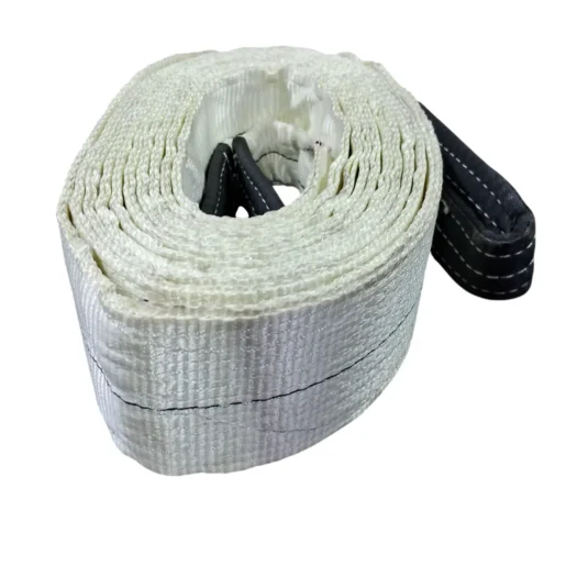 Fita de amarração em rolo, com parte branca e detalhes em preto.