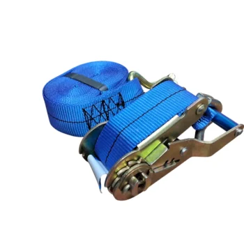 Cinta de amarra&ccedil;&atilde;o azul com catraca de metal e parte enrolada.