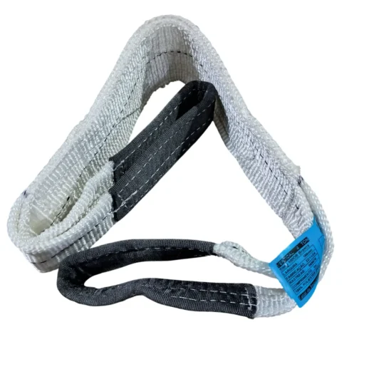 Cinta de amarração em poliéster, com partes brancas e pretas, incluindo etiqueta de especificação.