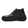 Bota masculina preta de couro com solado firme e acabamento em costura.
