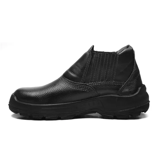 Bota masculina preta de couro com solado firme e acabamento em costura.