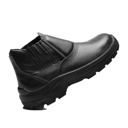 Bota de segurança preta com detalhe em material couro e solado resistente.
