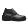 Bota preta de couro com solado robusto e design casual.