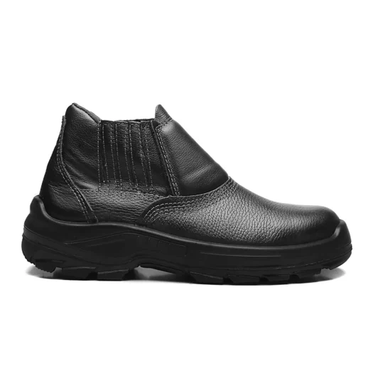 Bota preta de couro com solado robusto e design casual.