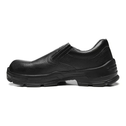 Sapato preto de couro com design slip-on e sola antiderrapante.
