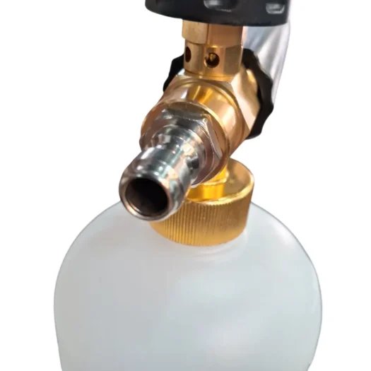 Conexão de gás em botijão com acabamento metálico e detalhes em dourado.