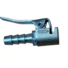 Conector de ar com alavanca metálica, utilizado em ferramentas pneumáticas.