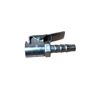 Conector metálico com um clipe e partes para encaixe.