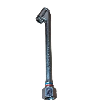 Cano curvado de metal com conexão na extremidade