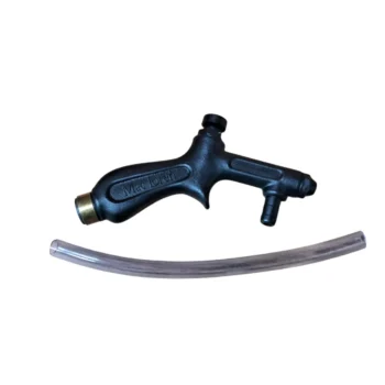 Mangueira e bico para regador, material plástico e metal, com design ergonômico.