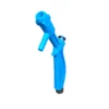 Dispositivo azul com formato de gatilho e mangueira, utilizado para pulverização.
