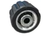 Conector de metal com revestimento de borracha para mangueira.