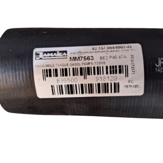 Mangueira preta para tanque de gás com etiqueta de identificação.