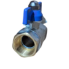 Válvula de metal com acionador azul e conexão para tubo no lado oposto.