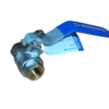Válvula de metal com manípulo azul e etiqueta, com rosca dourada na base.