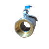 Válvula de esfera metálica com acabamentos em bronze e azul na alavanca.