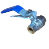 Válvula de esfera com alavanca azul e conector de metal dourado.