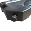Equipamento eletrônico preto com botão e luz vermelha acesa.
