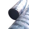 Duas mangueiras flexíveis com revestimento plástico e extremidade aberta.