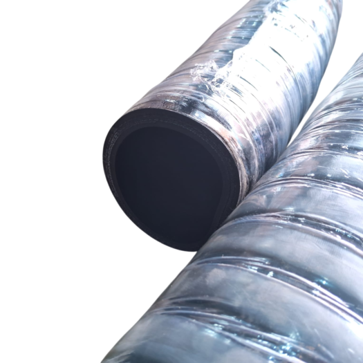 Duas mangueiras flexíveis com revestimento plástico e extremidade aberta.