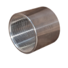 Conector de metal com rosca interna, fabricado em aço inoxidável.