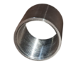 Conector de metal com roscas internas, formato cilíndrico.